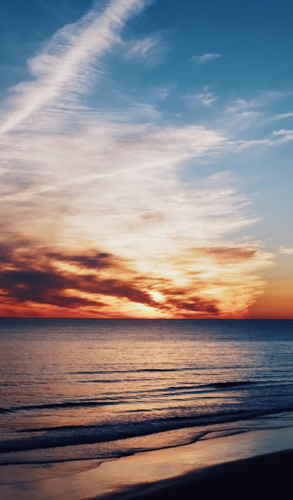 Красивый закат в небе над спокойным морем 
