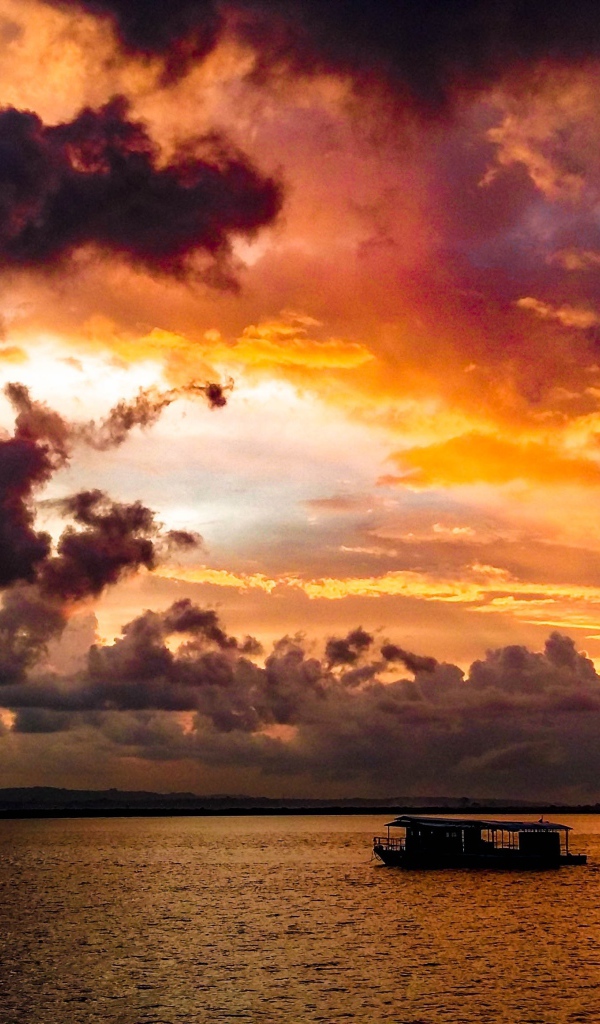 Черные облака в небе на закате над морем