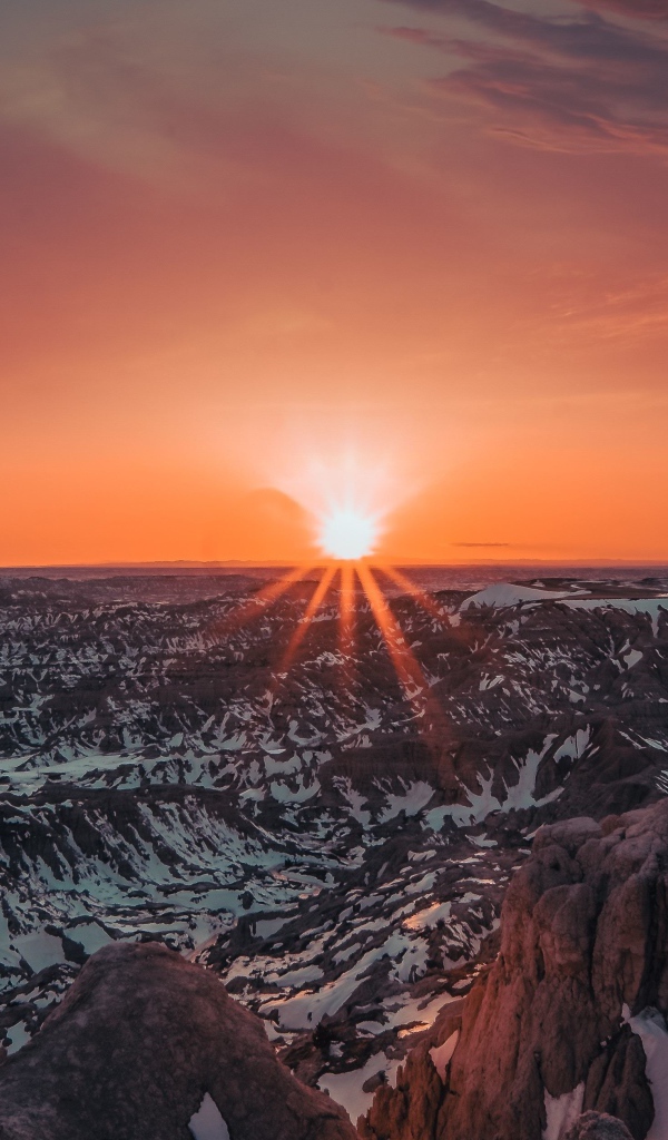 Яркий красный закат солнца над горами