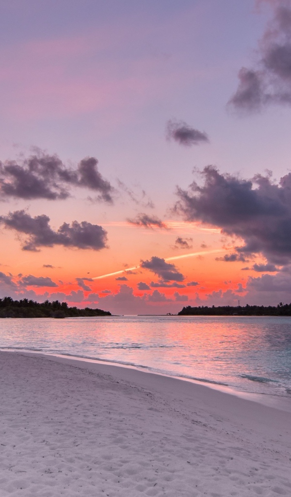 Закат на тихом побережье Исландии