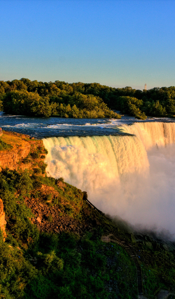 Красивый быстрый Ниагарский водопад в лучах солнца
