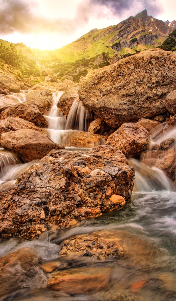 Быстрая вода стекает по камням 