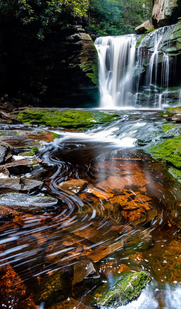 Быстрый водопад стекает по камням 