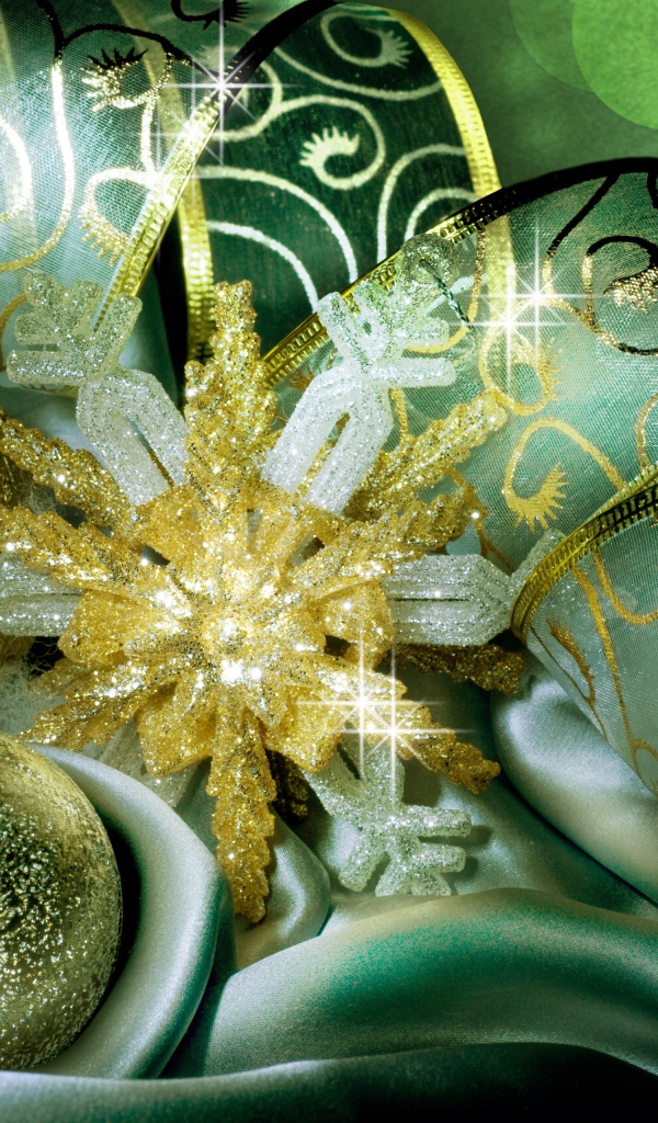 Красивые елочные шары, лента и звезда 