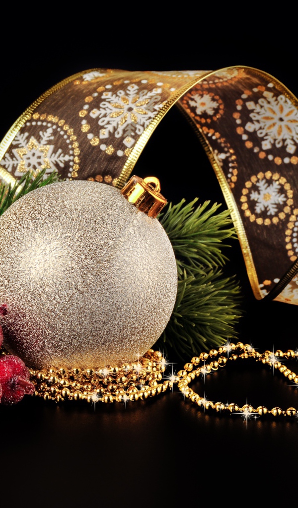 Красивые елочные украшения и лента на черном фоне на Новый год 2020 