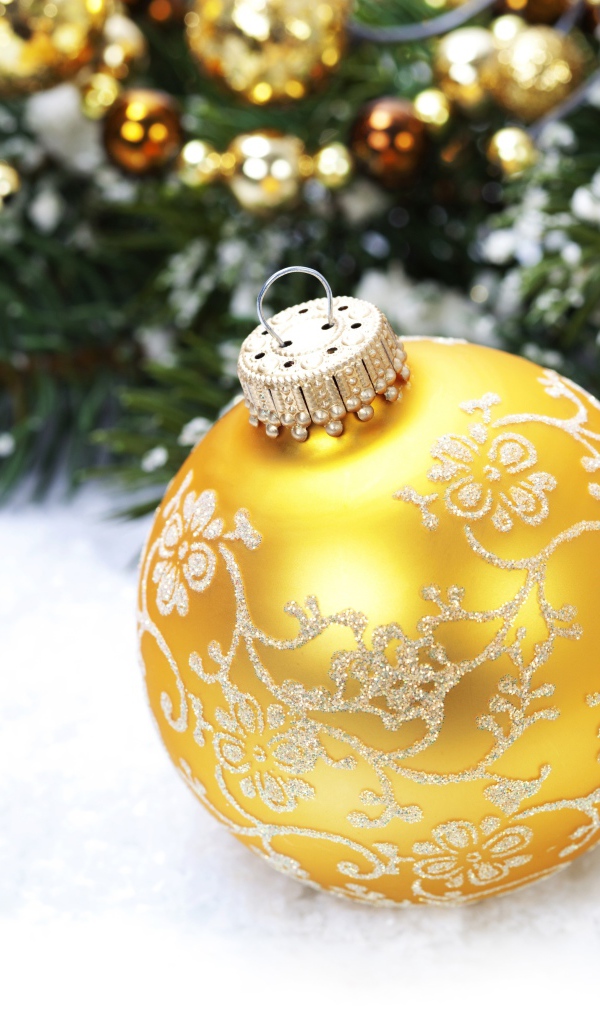 Красивый золотой елочный шар на Новый год 2020 