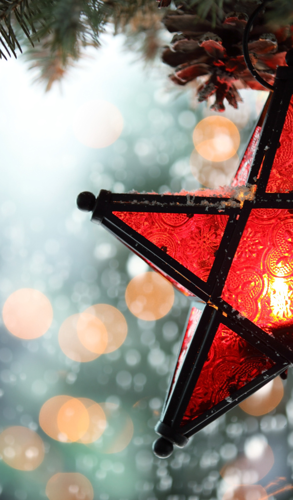 Большая красная звезда на елке на Новый год