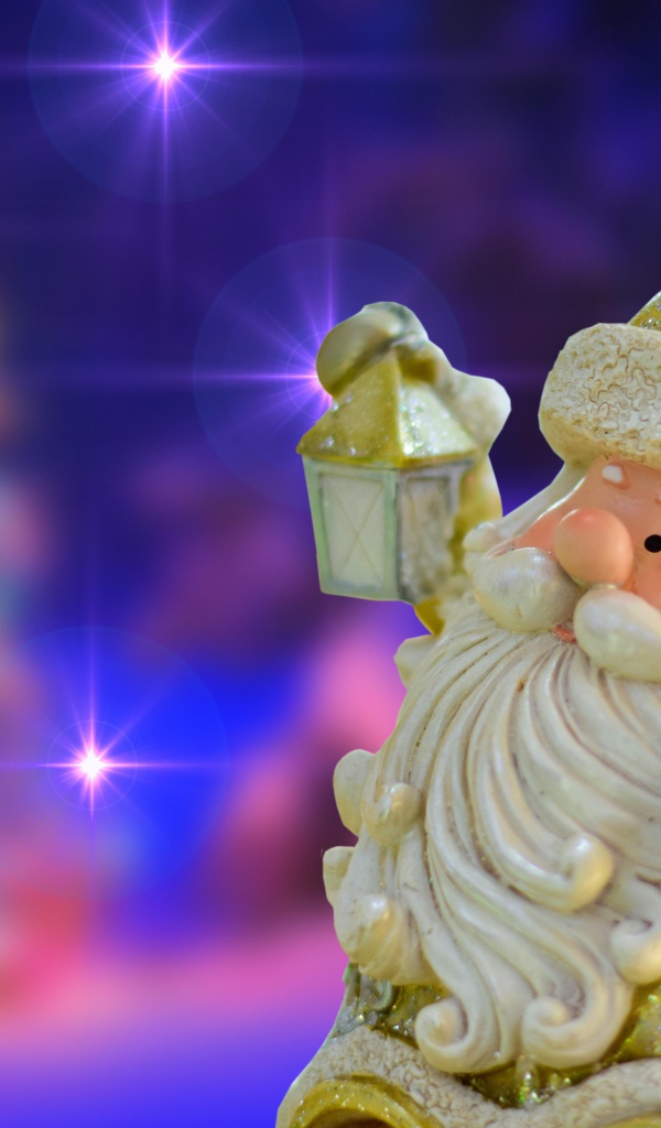 Фигурка деда Мороза на неоновом фоне