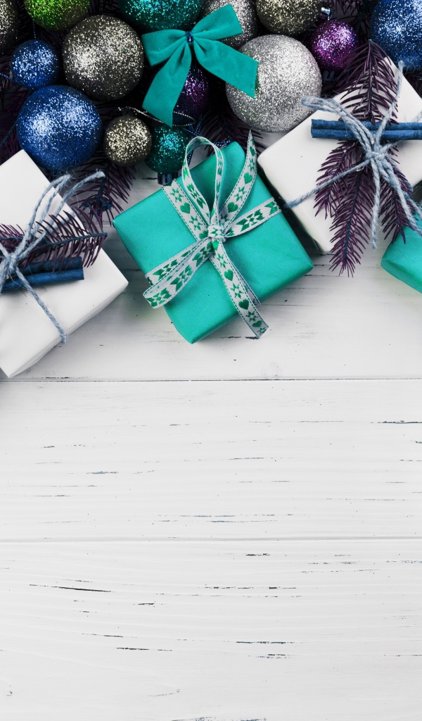 Подарки и елочные шарики на деревянном фоне, шаблон