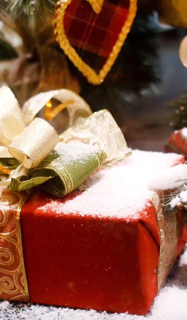 Подарки покрытые снегом на Новый год 2020 