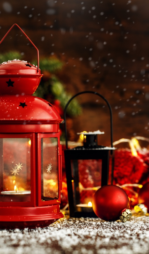 Большой красный фонарь с декором на столе на Новый год 2020 