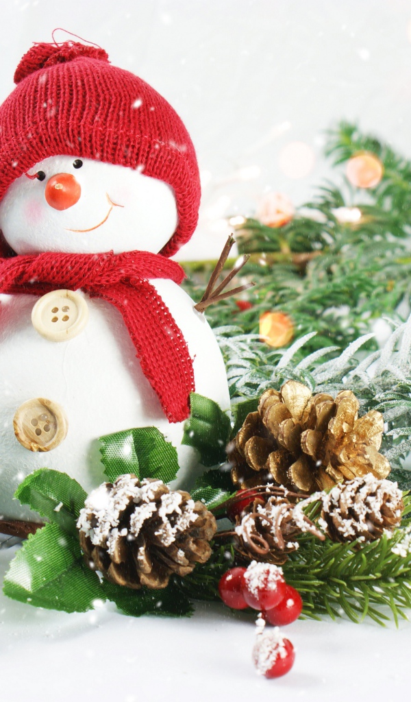 Маленький снеговик с еловыми ветками 