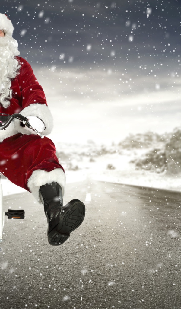 Санта Клаус на велосипеде на скользкой дороге зимой