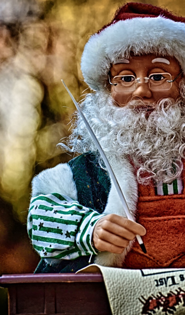 Игрушка Деда Мороза крупным планом