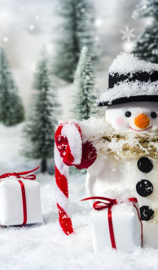 Снеговик с подарками и елками на снегу