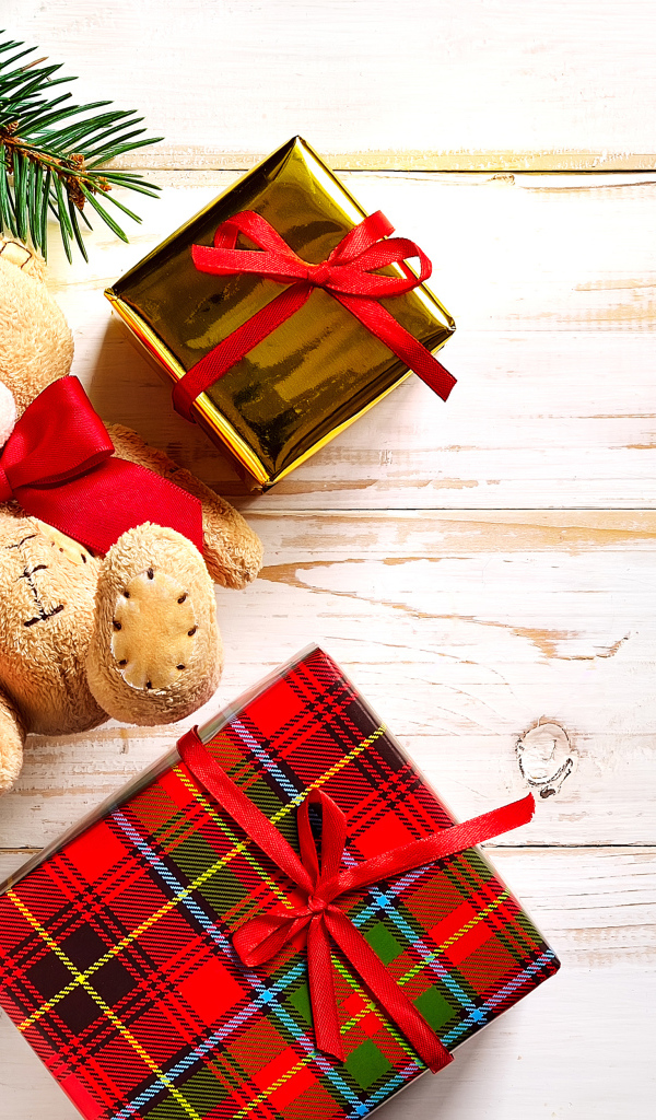 Медвежонок Тедди, подарки, елочная ветка с игрушками на Новый год 2020 