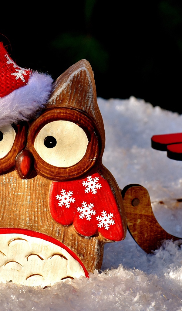 Деревянная фигурка совы в новогодней шапке на новый год 