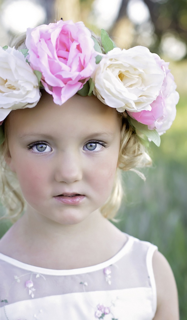 Красивая девочка с венком из цветов на голове