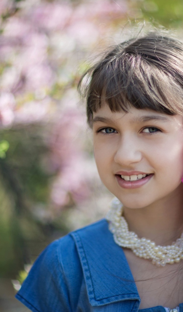 Красивая девочка с розовыми цветами в волосах