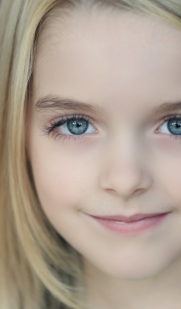 Девочка блондинка с красивыми серыми глазами
