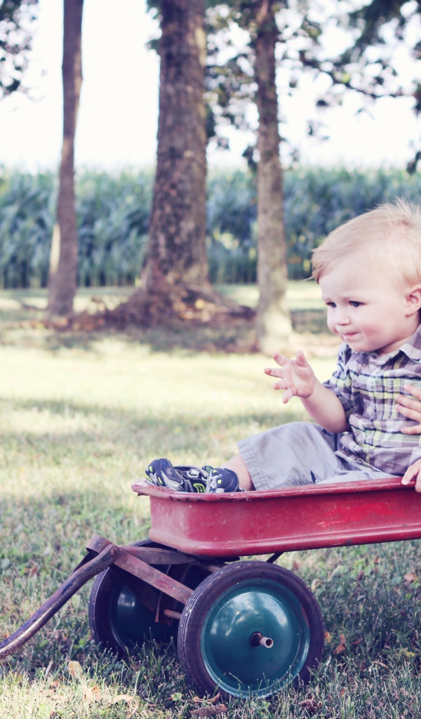 Мальчик и девочка сидят в тачке 