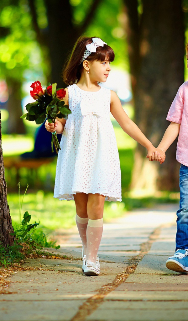 Мальчик и девочка гуляют по парку