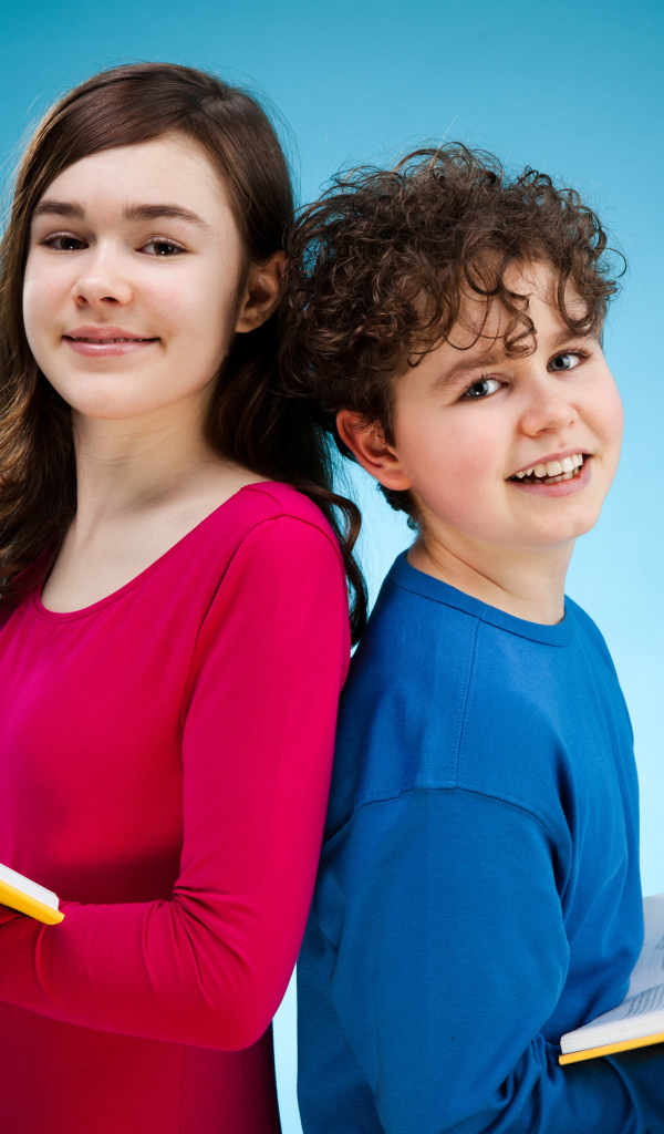 Мальчик и девочка с книгами на голубом фоне