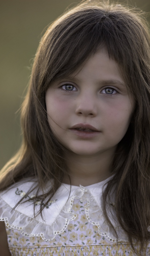 Лицо маленькой девочки шатенки