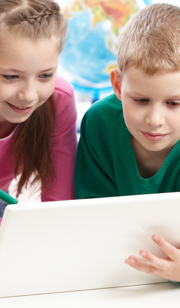 Дети в школе с ноутбуком