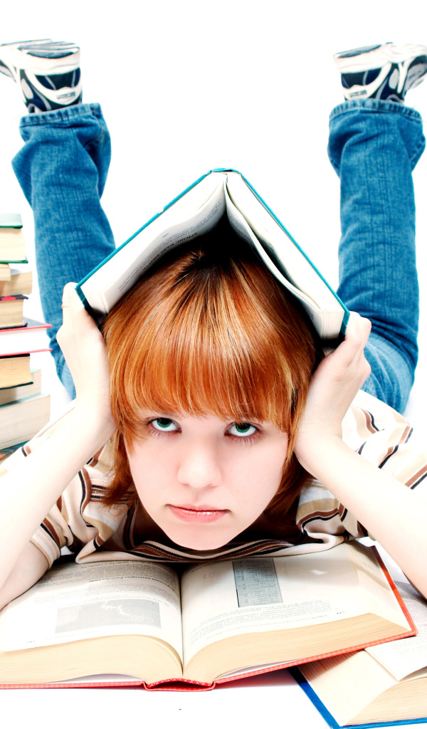 Девочка школьница с книгами на белом фоне