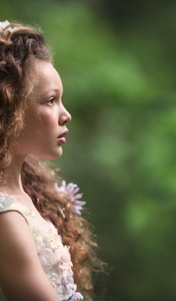 Девочка с красивыми длинными волосами с цветами