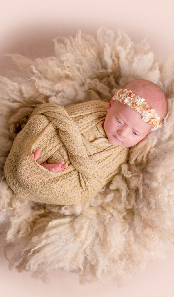 Маленький грудной ребенок завернутый  в покрывало 