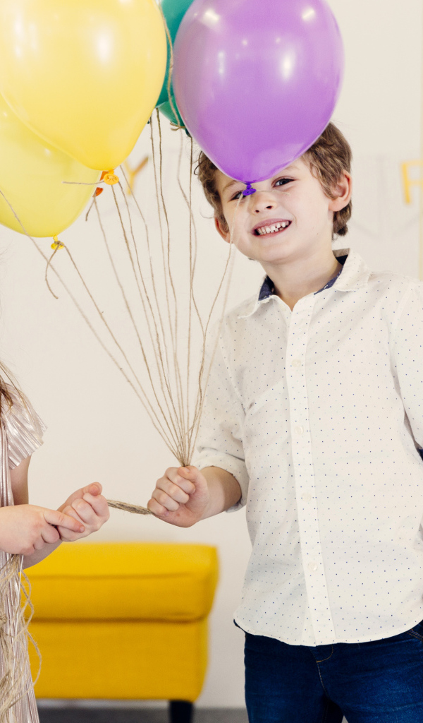 Маленькие мальчик и девочка отмечают день рождения 