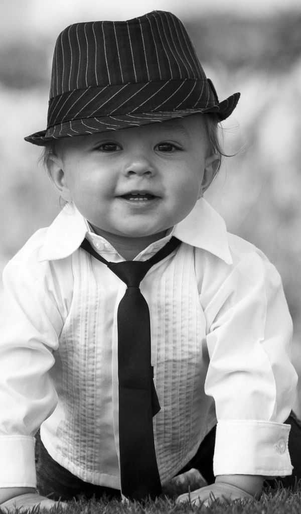Маленький мальчик в шляпе черно -  белое фото 
