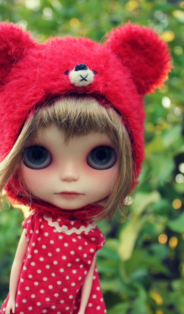 Маленькая кукла с большими глазами в красной шапке