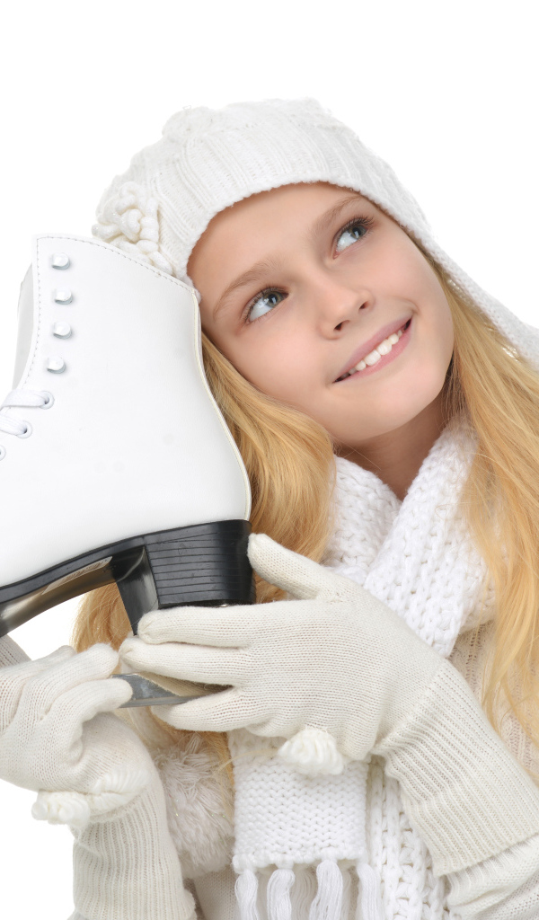 Маленькая девочка блондинка с коньком в руках на белом фоне