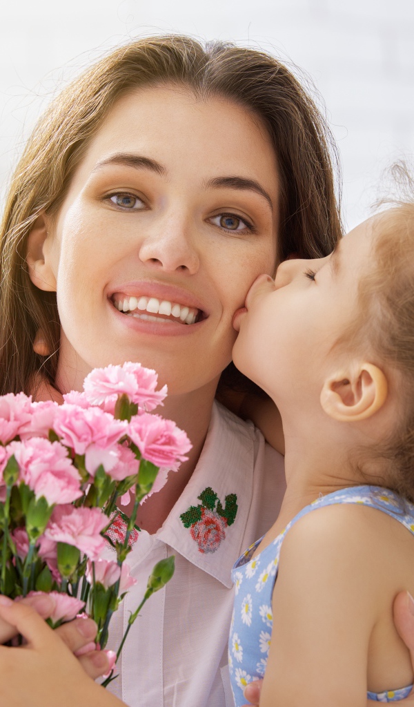 Маленькая девочка поздравляем маму с праздником