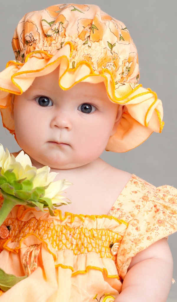 Маленькая девочка в красивом наряде с цветком