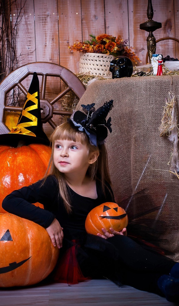 Маленькая девочка в костюме на Хэллоуин 