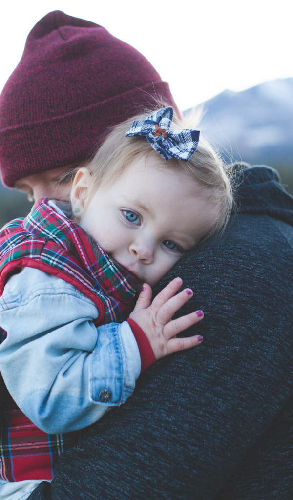 Маленькая девочка на руках у папы