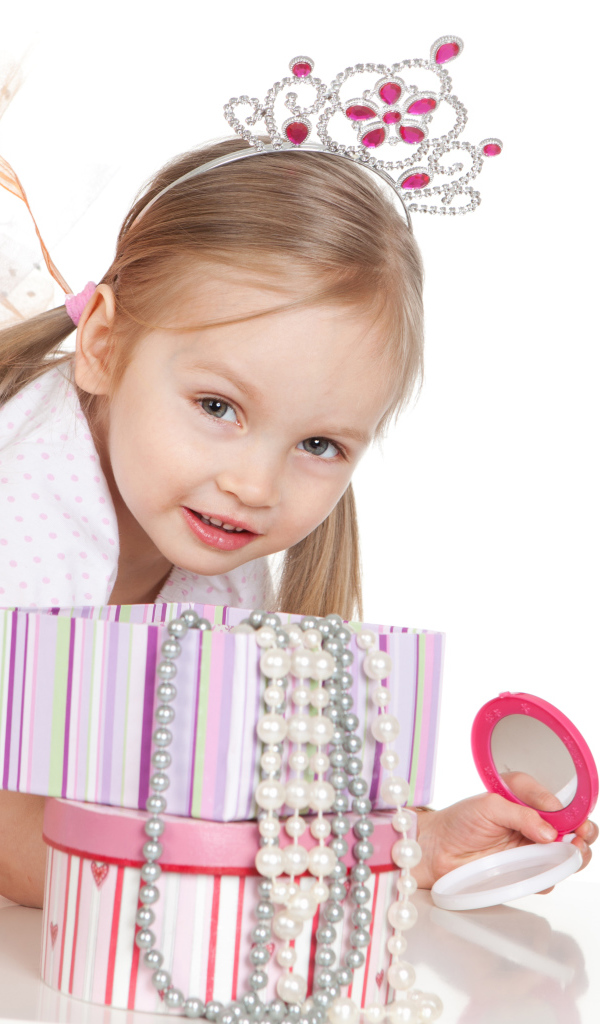 Маленькая девочка принцесса с украшениями