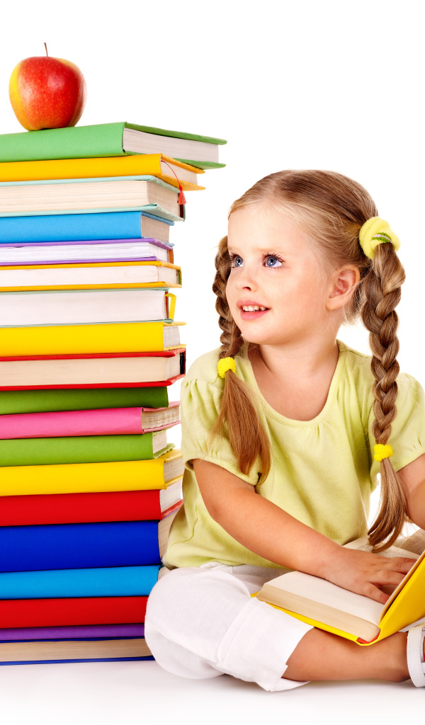 Маленькая девочка школьница с книгами на белом фоне