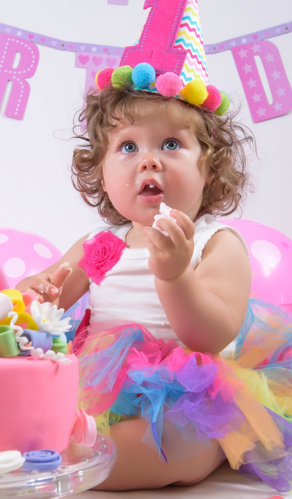 Маленькая девочка с тортом на день рождения 1 год