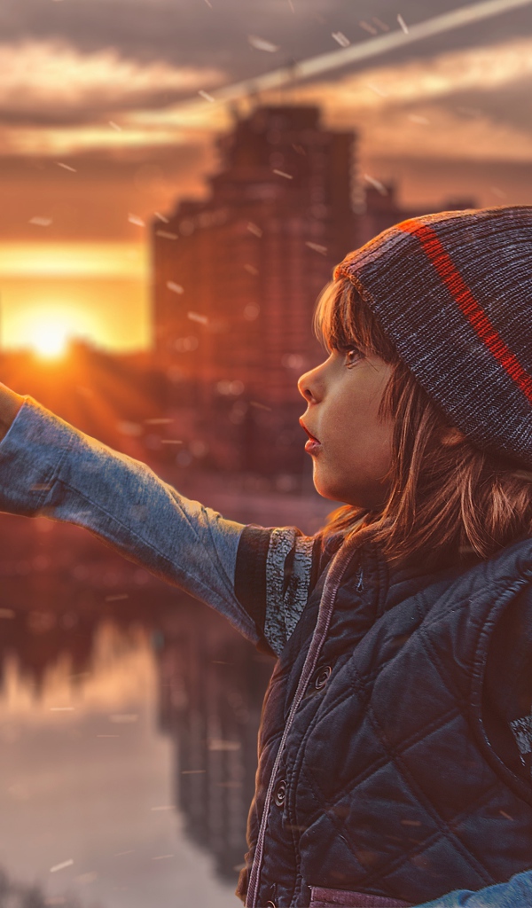 Маленькая девочка с птицей колибри на фоне города