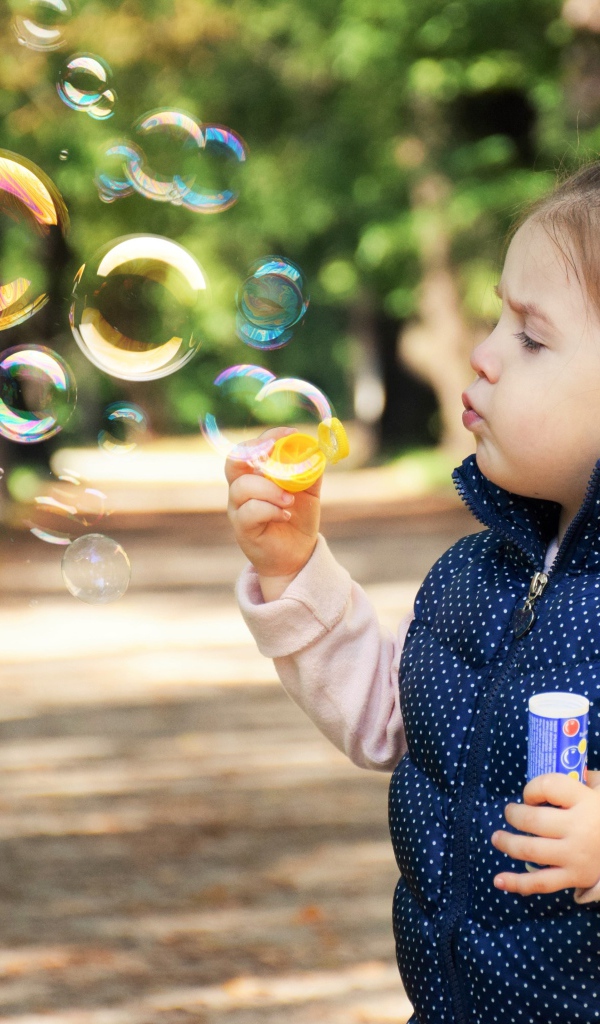 Маленькая девочка  с мыльными пузырями 