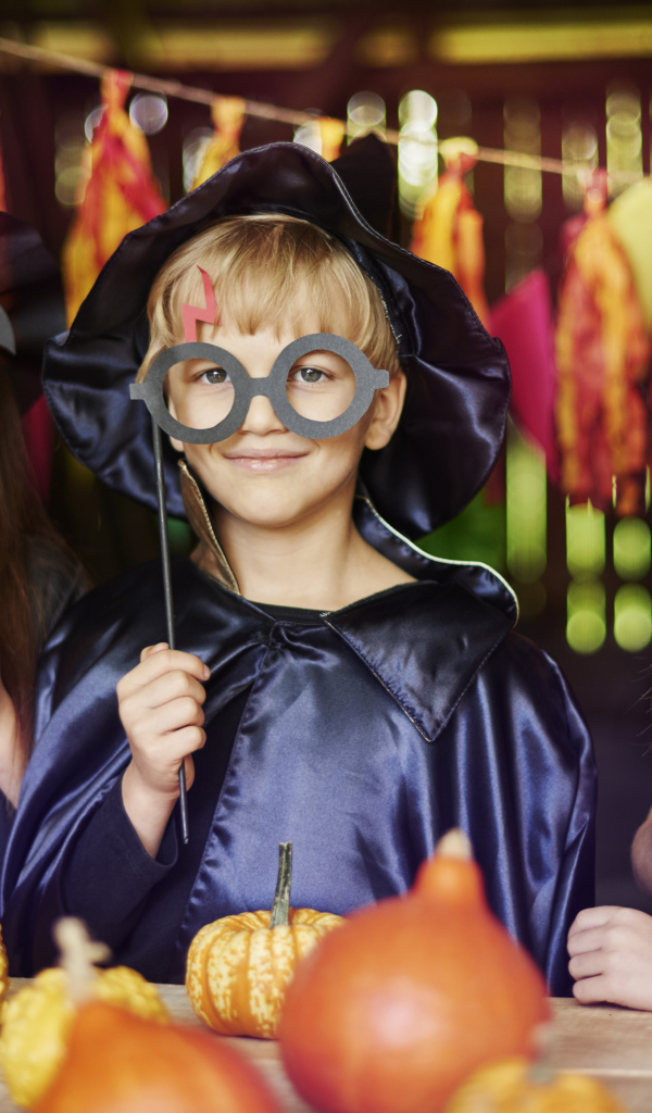 Маленькие дети в костюмах на Хэллоуин 