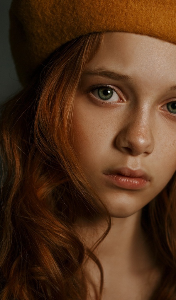 Грустная рыжеволосая зеленоглазая девочка в берете 