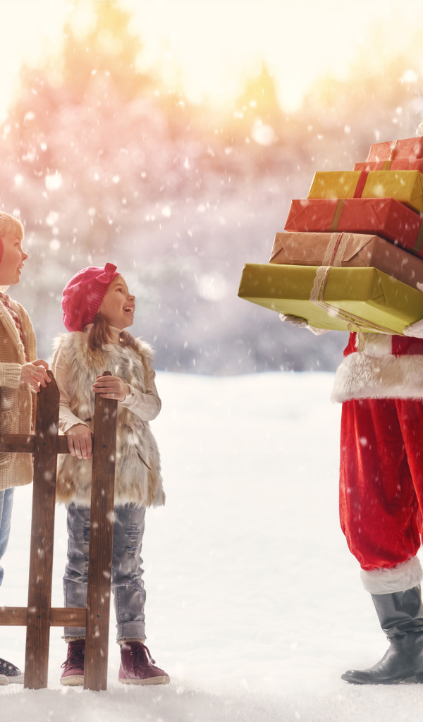 Санта Клаус принес подарки маленьким детям