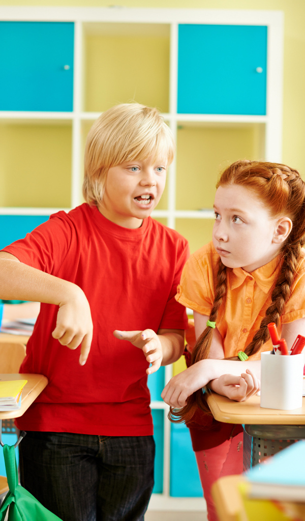 Школьники ведут беседу в классе