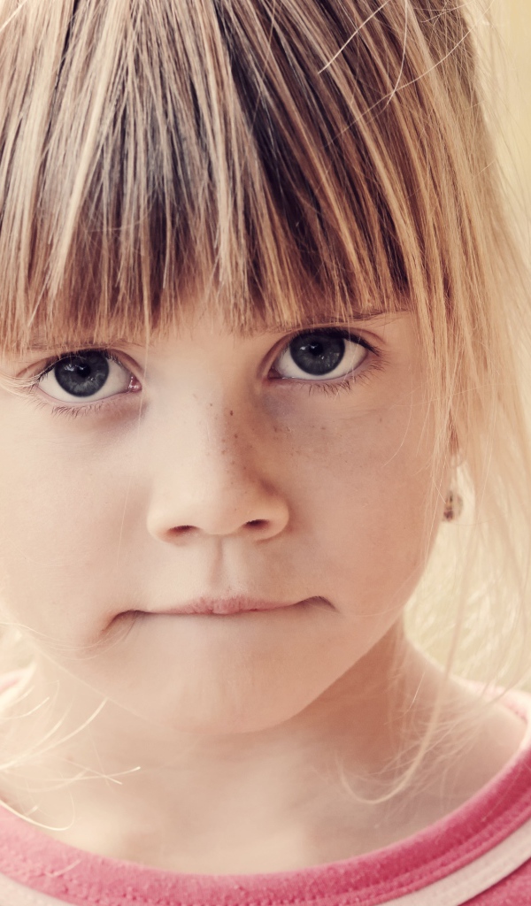 Серьезная маленькая девочка лицо крупным планом